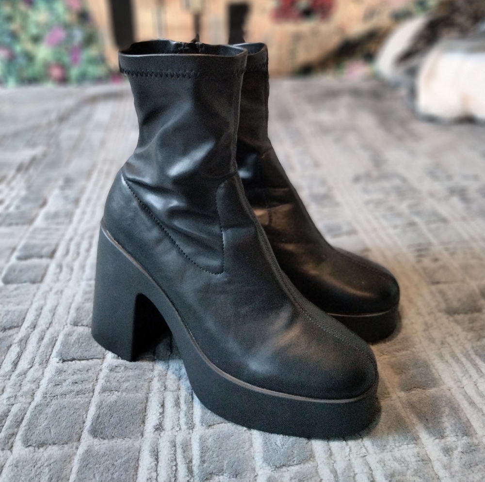 Forever 21 Black Stretchy Sock Boots Sz 8